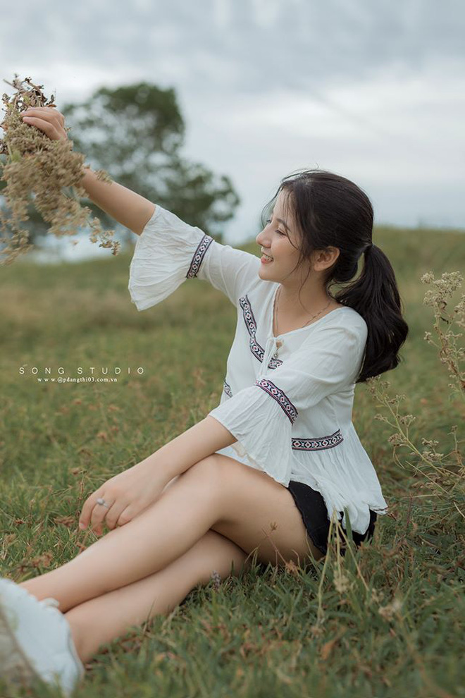 Sở hữu góc nghiêng giống hệt Địch Lệ Nhiệt Ba hot girl x được cư dân mạng lũ lượt hỏi xin info