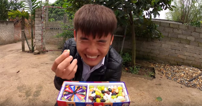 Đến món ăn bị chê là lãng phí, Hùng Vlog quay lại Youtube để sản xuất video với đạo cụ là lá - Ảnh 1. Đến món ăn bị chê là lãng phí, Hùng Vlog quay lại Youtube để sản xuất video với đạo cụ là lá - Ảnh 1.