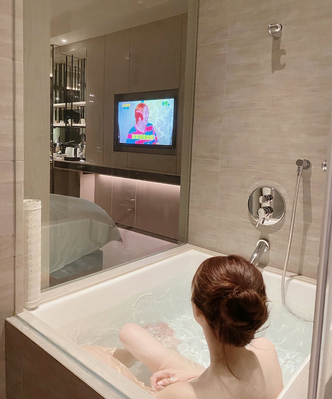 Khoe bức ảnh vừa tắm vừa xem tivi với dòng chú thích lung tung, hot girl suýt sập trang cá nhân vì quá tải - Ảnh 3. Khoe bức ảnh vừa tắm vừa xem tivi với dòng chú thích lung tung, hot girl suýt sập trang cá nhân vì quá tải - Ảnh 3.
