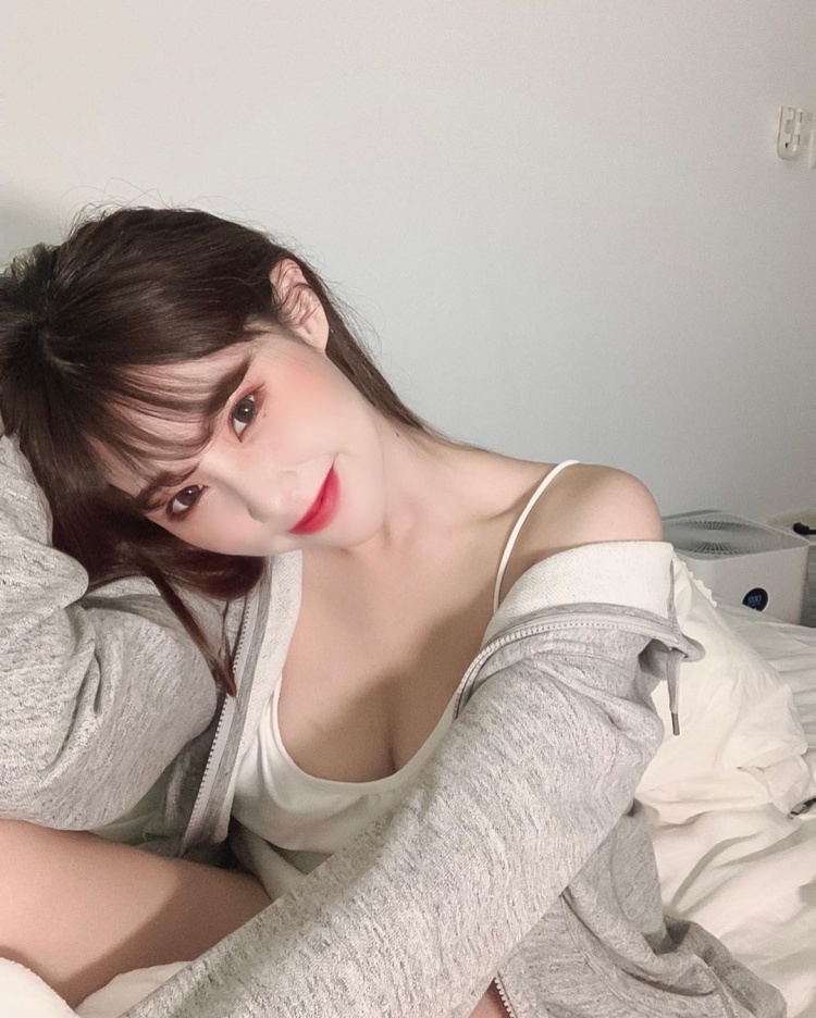 Khoe bức ảnh vừa tắm vừa xem tivi với dòng chú thích lung tung, hot girl suýt sập trang cá nhân vì quá tải - Ảnh 2. Khoe bức ảnh vừa tắm vừa xem tivi với dòng chú thích lung tung, hot girl suýt sập trang cá nhân vì quá tải - Ảnh 2.