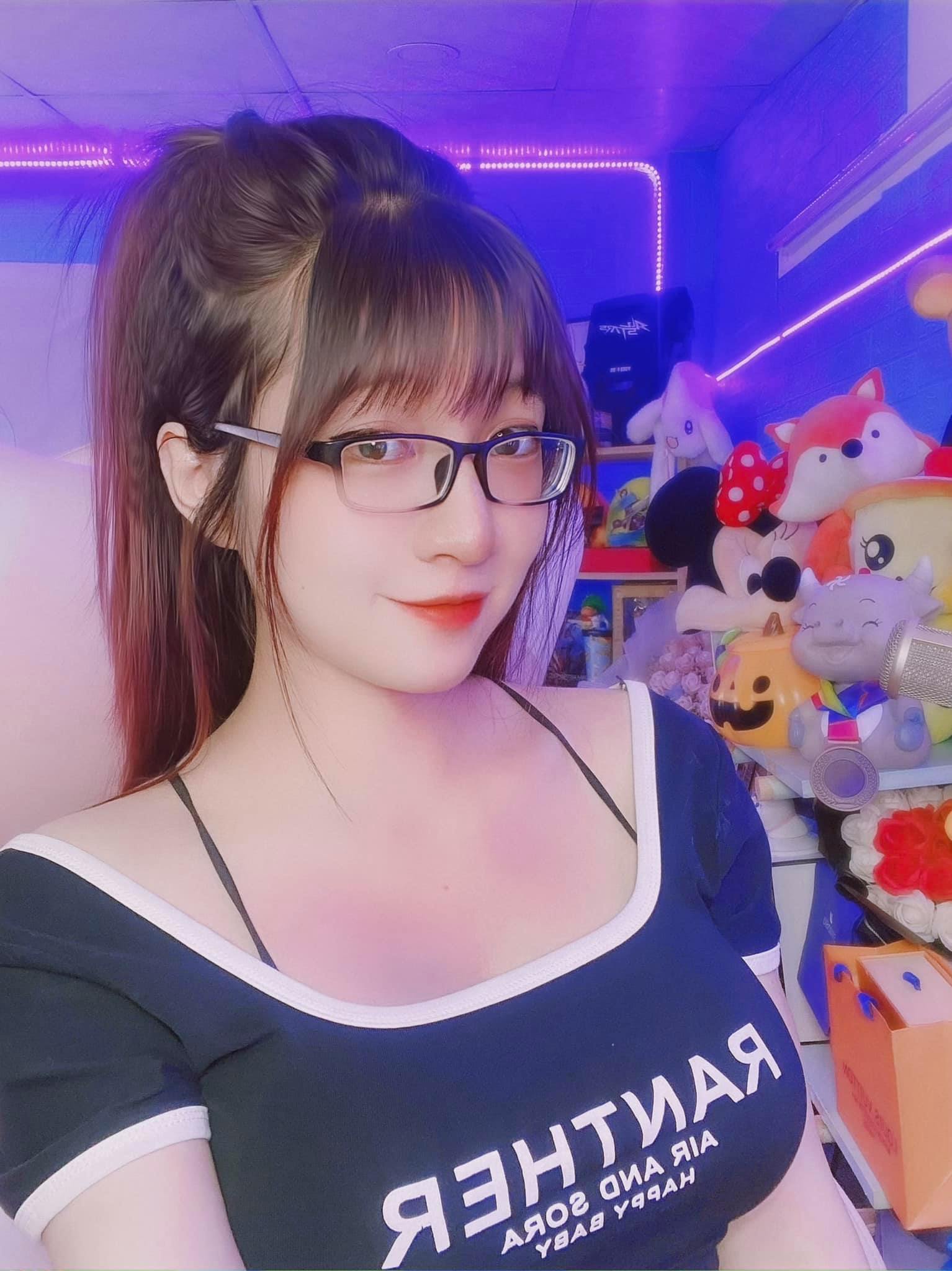 Diện bikini lộ góc nghiêng tuyệt hảo nữ streamer 1 6 triệu người theo dõi bị fan hỏi nhỏ Cô