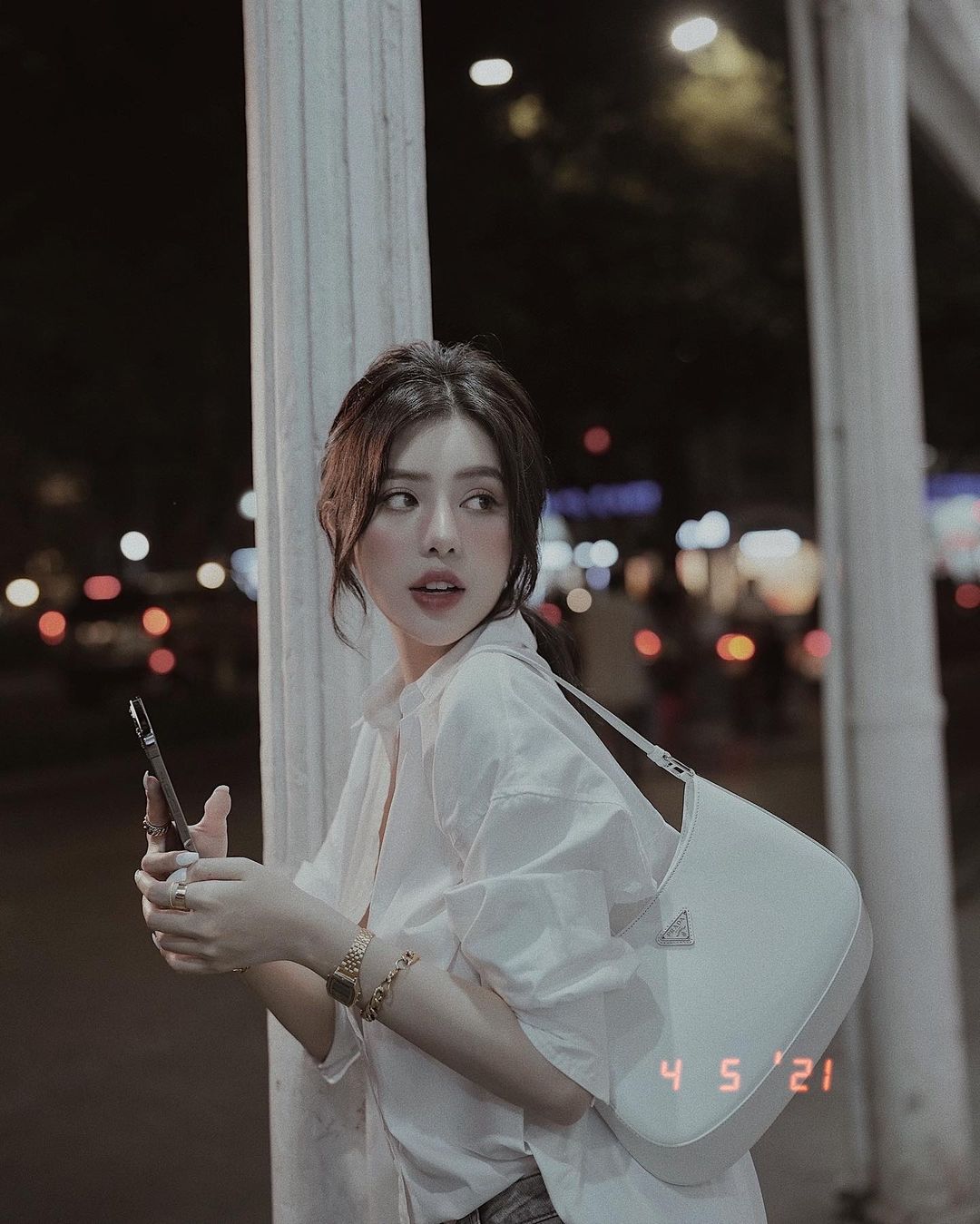 Quá xinh đẹp và gợi cảm hot girl Việt bất ngờ xuất hiện trên báo nước ngoài được khen ngợi