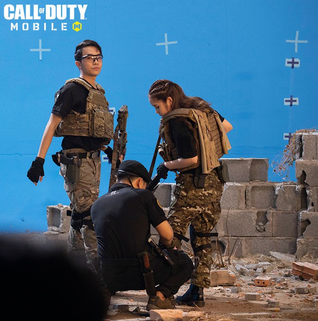Đã mắt với chùm ảnh Cris Phan và vợ hot girl trong trang phục chiến binh Call of Duty: Mobile VN - Ảnh 6.