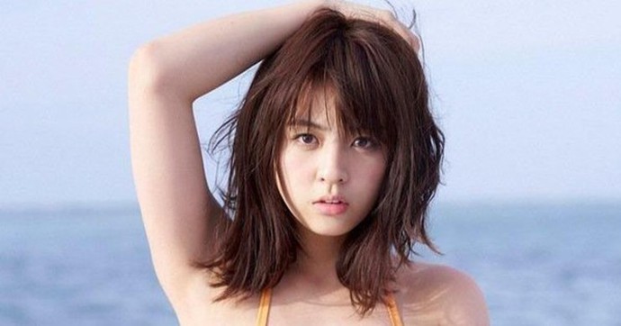 Bạn gái diễn viên được gọi là thiên thần bãi biển của cầu thủ tuyển Nhật