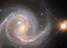 Ngắm thiên hà xoắn ốc đẹp như tranh vẽ từ kính viễn vọng Hubble