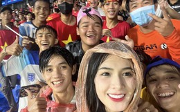 Nữ streamer Việt từng nhận nhiều chỉ trích được fan nam quốc tế vây kín xin chụp hình