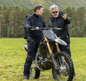 Tom Cruise “làm điều không tưởng” khi phi mô tô, lao thẳng xuống vực