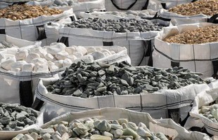 Nhà băng lớn nhất thế giới bị lừa một vố "đau điếng": Bỏ hơn 30 tỷ VND để mua mặt hàng quý nhưng mở ra toàn túi đá
