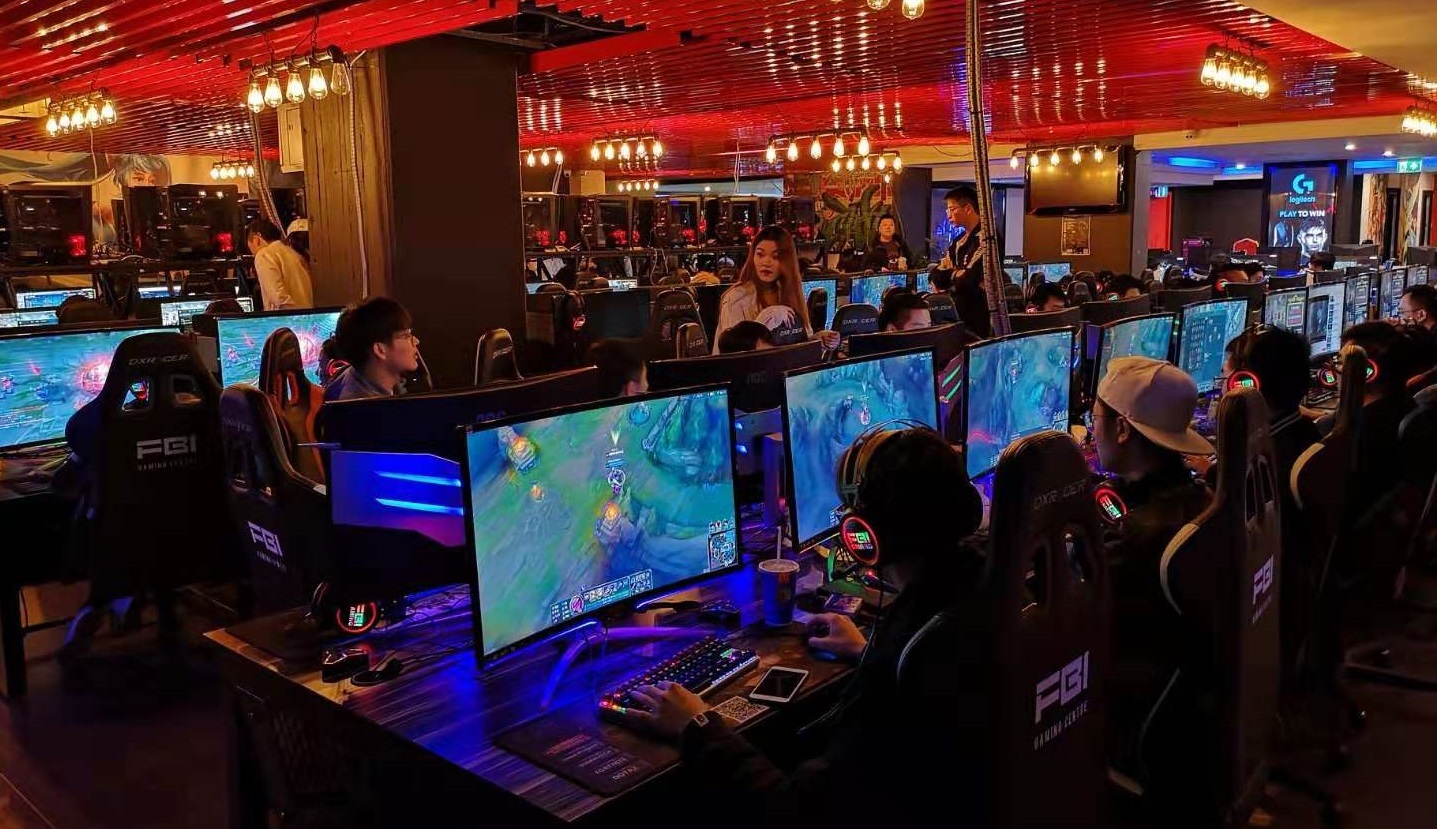 Интернет кафе работает. Дизайн компьютерного клуба. Дизайн компьютерного клуба. Интернет кафе работает. Администратор интернет кафе.