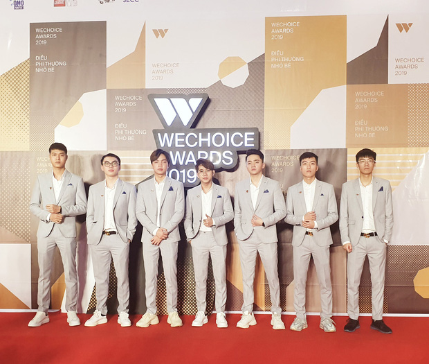 Khi thi đấu vừa căng vừa gắt là thế, nhưng lúc dự WeChoice Awards thì Team Flash lại bảnh bao, lịch lãm hết phần người khác như thế này đây! - Ảnh 2.