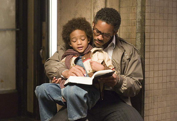 Hình ảnh của cậu và cha trong siêu phẩm The Pursuit of Happyness.