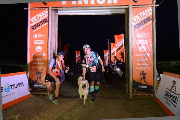 Ham hố thi thố chạy theo đoàn marathon suốt 42km, chú chó khiến chủ nhân phải mất 300k bắt taxi đón về - Ảnh 1.