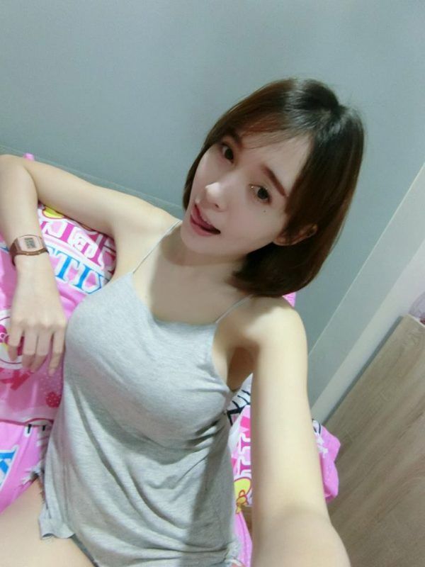 Đứng bán đồ ăn vặt ngoài vỉa hè, hot girl gây ấn tượng bởi vòng một khủng và gương mặt xinh đẹp - Ảnh 4.