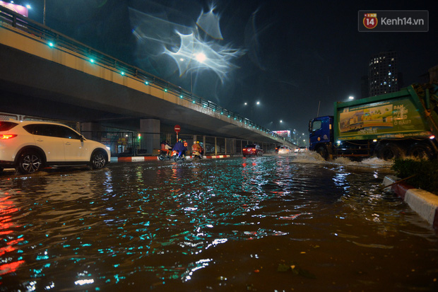 Lâu lắm rồi Hà Nội mới đón giao thừa trong tiết trời xấu thậm tệ, mưa xối xả cả ngày khiến đường ngập như sông - Ảnh 1.