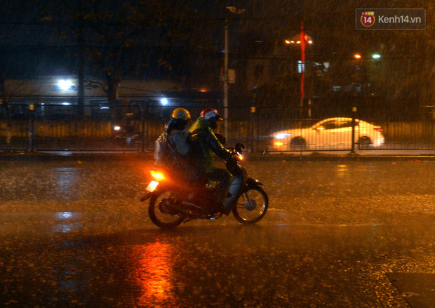 Lâu lắm rồi Hà Nội mới đón giao thừa trong tiết trời xấu thậm tệ, mưa xối xả cả ngày khiến đường ngập như sông - Ảnh 10.