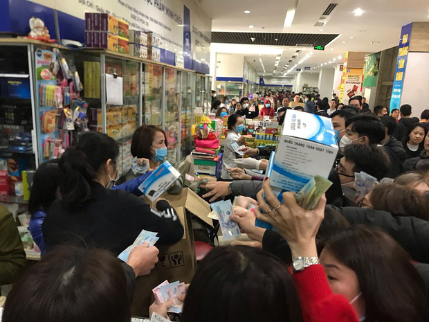 Hà Nội: Cộng đồng mạng kinh hoàng, hàng nghìn người chen lấn mua khẩu trang do lo virus Corona - Ảnh 1.