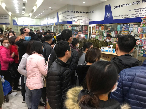 Hà Nội: Cộng đồng mạng kinh hoàng, hàng nghìn người chen lấn mua khẩu trang do lo virus Corona - Ảnh 2.