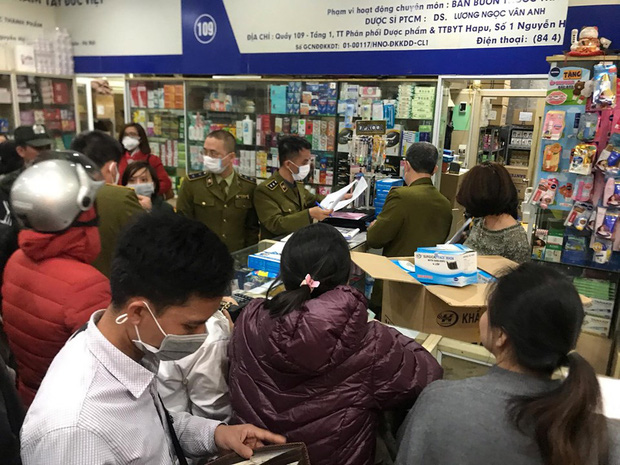 Hà Nội: Cộng đồng mạng kinh hoàng, hàng nghìn người chen lấn mua khẩu trang do lo virus Corona - Ảnh 3.