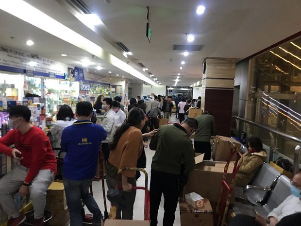 Hà Nội: Cộng đồng mạng kinh hoàng, hàng nghìn người chen lấn mua khẩu trang do lo virus Corona - Ảnh 4.