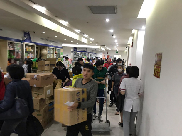 Hà Nội: Cộng đồng mạng kinh hoàng, hàng nghìn người chen lấn mua khẩu trang do lo virus Corona - Ảnh 5.
