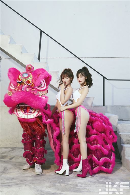 Hai nữ thần 18+ Yua Mikami và Shoko Takahashi song kiếm hợp bích trên bìa tạp chí Đài Loan - Ảnh 3.