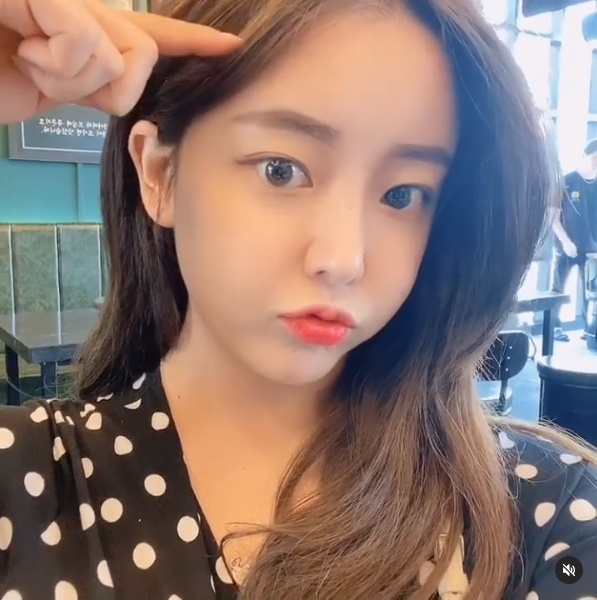 Người vừa gây sốc khi quyết định kết hôn với big fan của mình