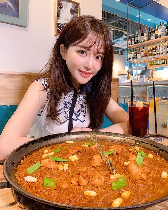 Làm video Mukbang nhưng lại quá xinh đẹp, nữ Youtuber được Playboy mời chụp hình, quyết định đổi nghề ngay tắp lự - Ảnh 1.