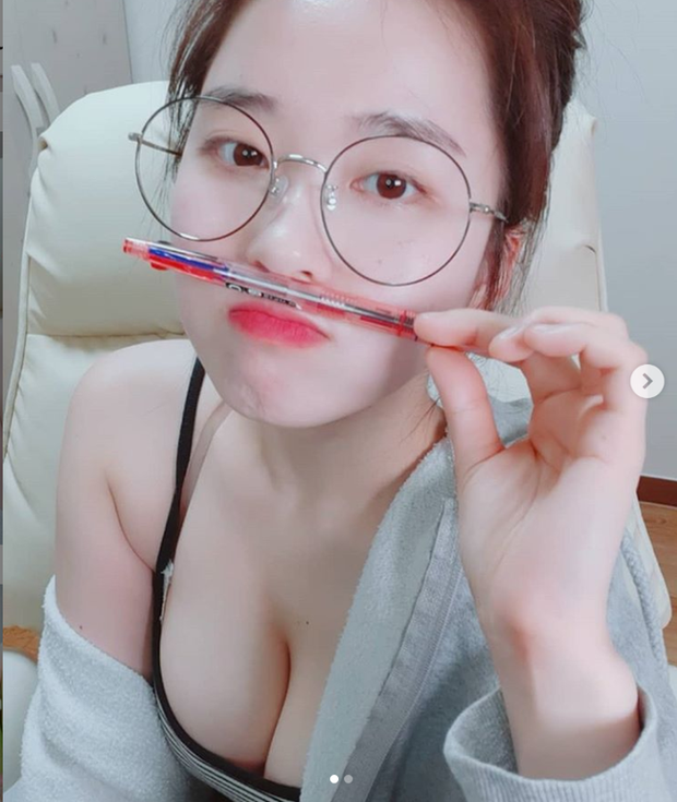 Khoét ngực quá táo bạo, nữ streamer xinh đẹp gặp sự cố với vòng một ngay trên sóng Photo-1-1603591203205557910532