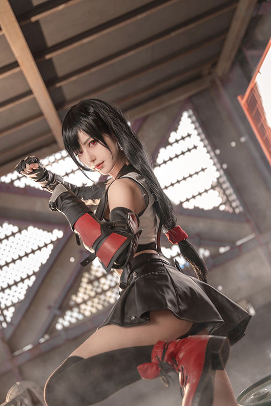 Cosplay Tifa ngực còn... to hơn bản gốc, dù diện sườn xám hay váy xanh cắt xẻ đều cực quyến rũ - Ảnh 17.