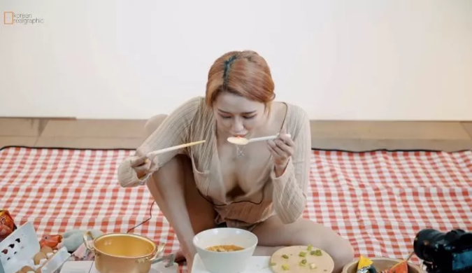 [Tin] - Lên sóng ăn mỳ không mặc nội y nữ youtube gây phản cảm