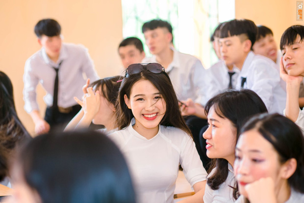 Nhan sắc tân Hoa hậu Việt Nam xinh xỉu trong tà áo dài trắng học sinh, cười một cái ai cũng đứng tim - Ảnh 1.