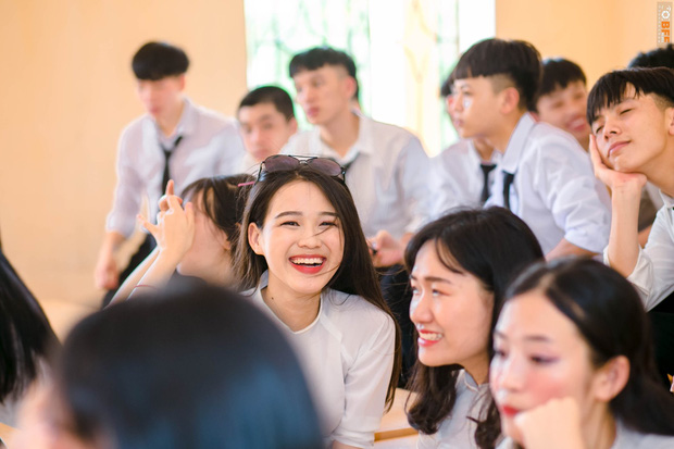 Nhan sắc tân Hoa hậu Việt Nam xinh xỉu trong tà áo dài trắng học sinh, cười một cái ai cũng đứng tim - Ảnh 2.