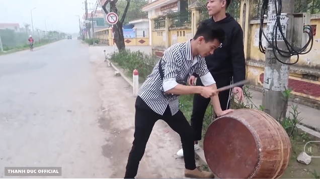 Mang trống tới trước cổng trường lừa học sinh nghỉ sớm, nhóm Youtuber gây phẫn nộ mãnh liệt, bị cộng đồng mạng lên án mạnh mẽ - Ảnh 4.