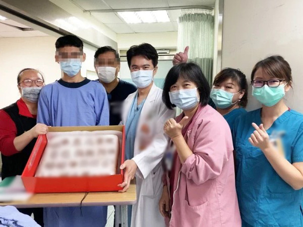 Thanh niên Đài Loan hôn mê 2 tháng bỗng tỉnh lại khi được rủ đi ăn gà rán - Ảnh 1.