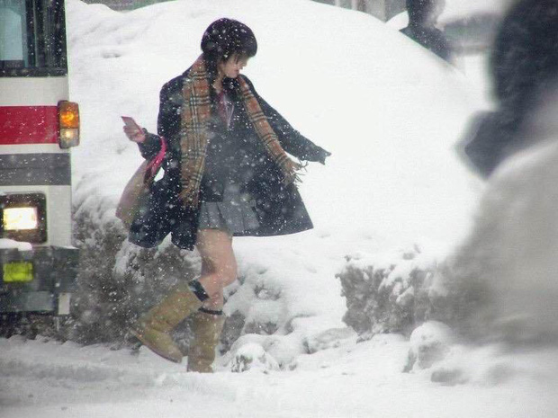 Vì sao trời lạnh ngắt nhưng các nữ sinh Nhật Bản vẫn mặc váy ngắn? - Ảnh 2.