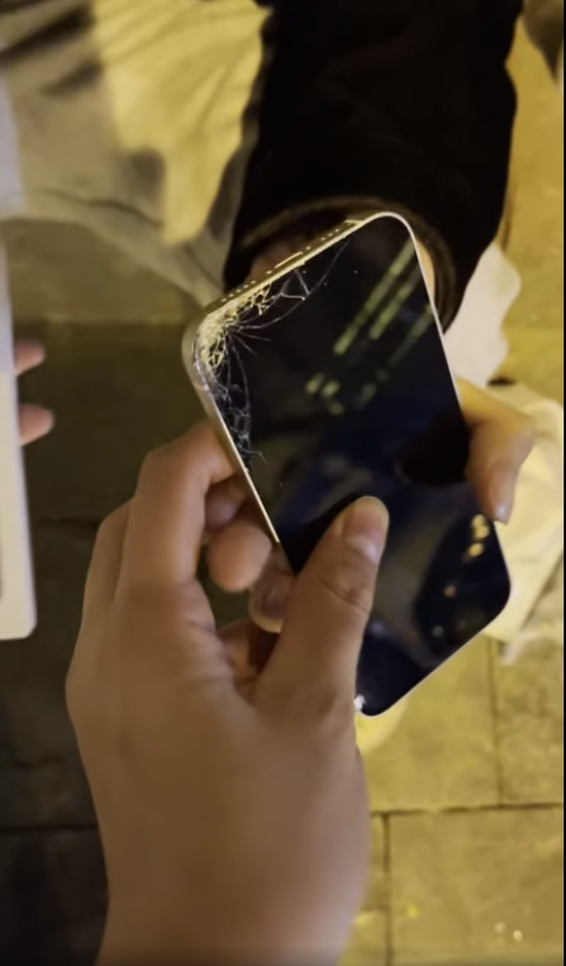 Chàng trai số nhọ nhất VN: Vừa mua iPhone 12 chưa kịp dùng đã lóng ngóng làm rơi vỡ tan tành - Ảnh 1.