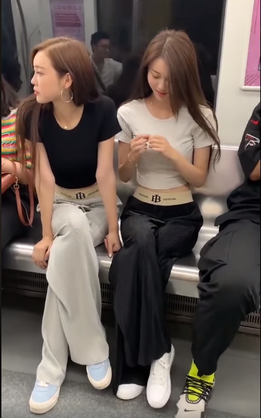 Cộng đồng mạng phát sốt với cặp sinh đôi hot girl trên tàu điện ngầm, Thúy Vân Thúy Kiều phiên bản 2020 là đây - Ảnh 3.