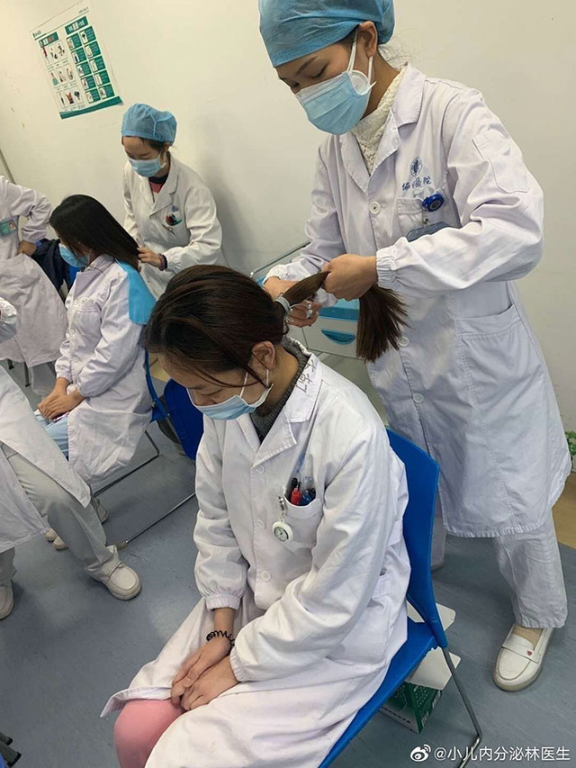 Phải cắt tóc, cạo đầu, mặc tã người lớn, ngủ trên sàn...: 30 bức ảnh chân thực nhất về tình cảnh của nhân viên y tế tại ‘ổ dịch’ Vũ Hán - Ảnh 2.