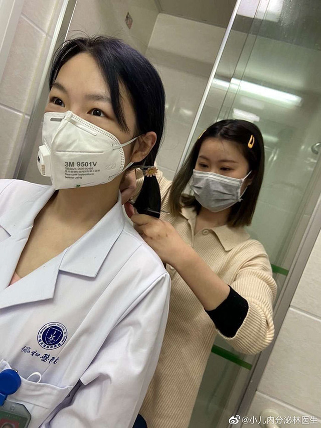 Phải cắt tóc, cạo đầu, mặc tã người lớn, ngủ trên sàn...: 30 bức ảnh chân thực nhất về tình cảnh của nhân viên y tế tại ‘ổ dịch’ Vũ Hán - Ảnh 3.