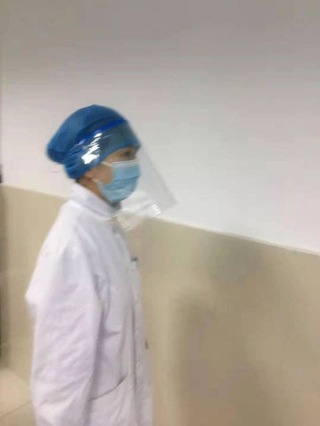 Phải cắt tóc, cạo đầu, mặc tã người lớn, ngủ trên sàn...: 30 bức ảnh chân thực nhất về tình cảnh của nhân viên y tế tại ‘ổ dịch’ Vũ Hán - Ảnh 20.