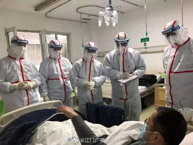 Phải cắt tóc, cạo đầu, mặc tã người lớn, ngủ trên sàn...: 30 bức ảnh chân thực nhất về tình cảnh của nhân viên y tế tại ‘ổ dịch’ Vũ Hán - Ảnh 29.