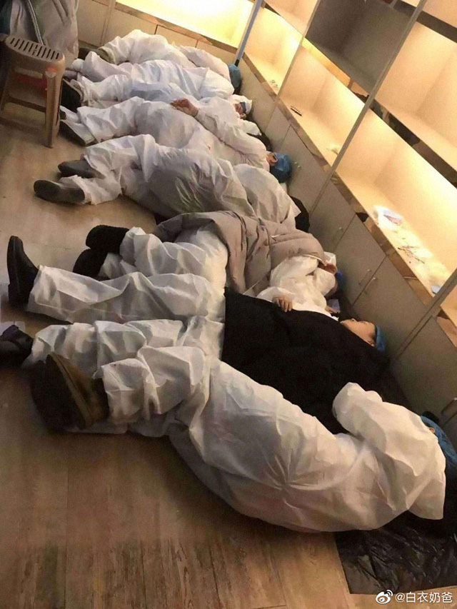Phải cắt tóc, cạo đầu, mặc tã người lớn, ngủ trên sàn...: 30 bức ảnh chân thực nhất về tình cảnh của nhân viên y tế tại ‘ổ dịch’ Vũ Hán - Ảnh 33.
