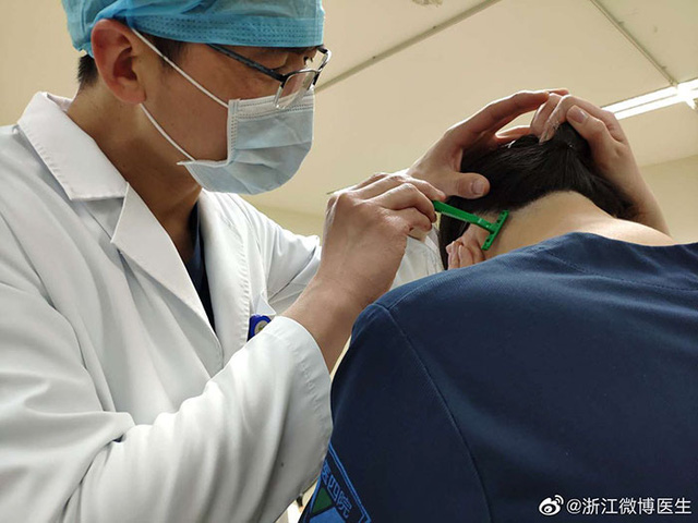 Phải cắt tóc, cạo đầu, mặc tã người lớn, ngủ trên sàn...: 30 bức ảnh chân thực nhất về tình cảnh của nhân viên y tế tại ‘ổ dịch’ Vũ Hán - Ảnh 7.
