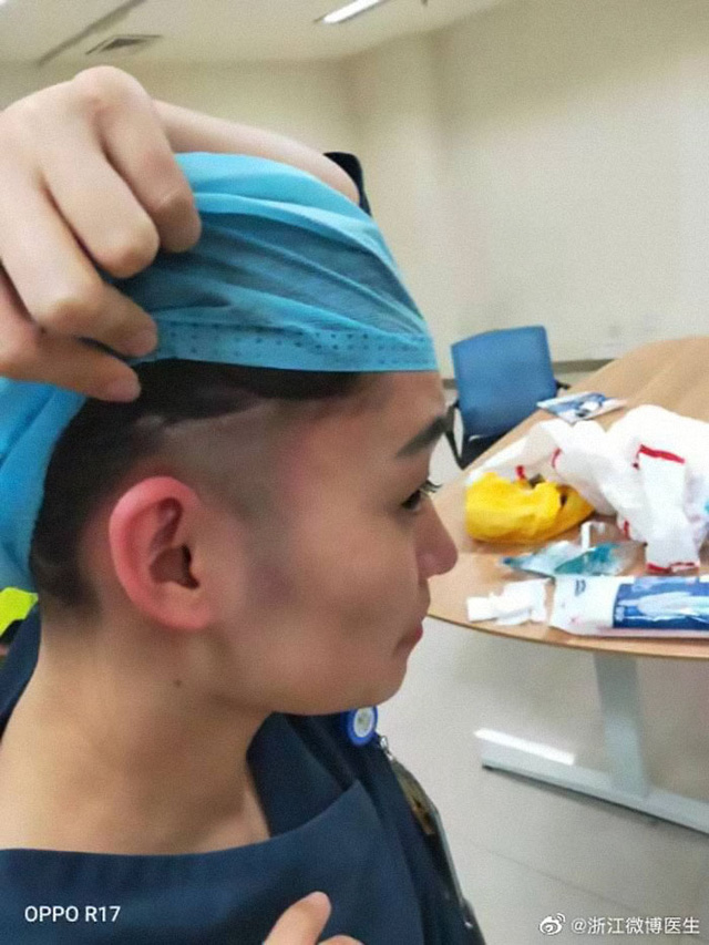 Phải cắt tóc, cạo đầu, mặc tã người lớn, ngủ trên sàn...: 30 bức ảnh chân thực nhất về tình cảnh của nhân viên y tế tại ‘ổ dịch’ Vũ Hán - Ảnh 8.