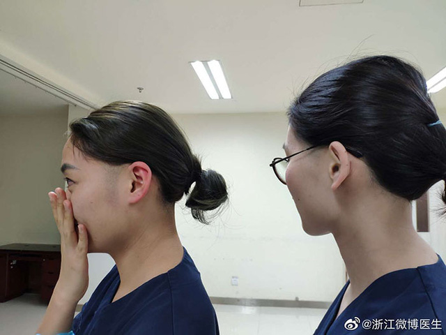 Phải cắt tóc, cạo đầu, mặc tã người lớn, ngủ trên sàn...: 30 bức ảnh chân thực nhất về tình cảnh của nhân viên y tế tại ‘ổ dịch’ Vũ Hán - Ảnh 9.