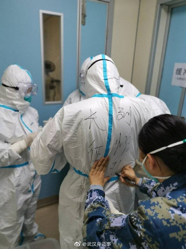 Phải cắt tóc, cạo đầu, mặc tã người lớn, ngủ trên sàn...: 30 bức ảnh chân thực nhất về tình cảnh của nhân viên y tế tại ‘ổ dịch’ Vũ Hán - Ảnh 10.