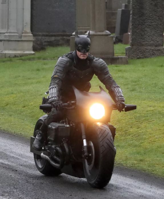 Hậu trường làm phim The Batman 2021: Dơi đang cưỡi mô-tô ngầu lòi thì xòe xe, Internet được dịp cười no nê - Ảnh 1.