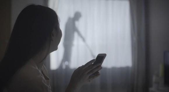 Công ty Nhật nghĩ ra cách bảo vệ phụ nữ đơn thân giống hệt trong phim Ở nhà một mình - Ảnh 3.