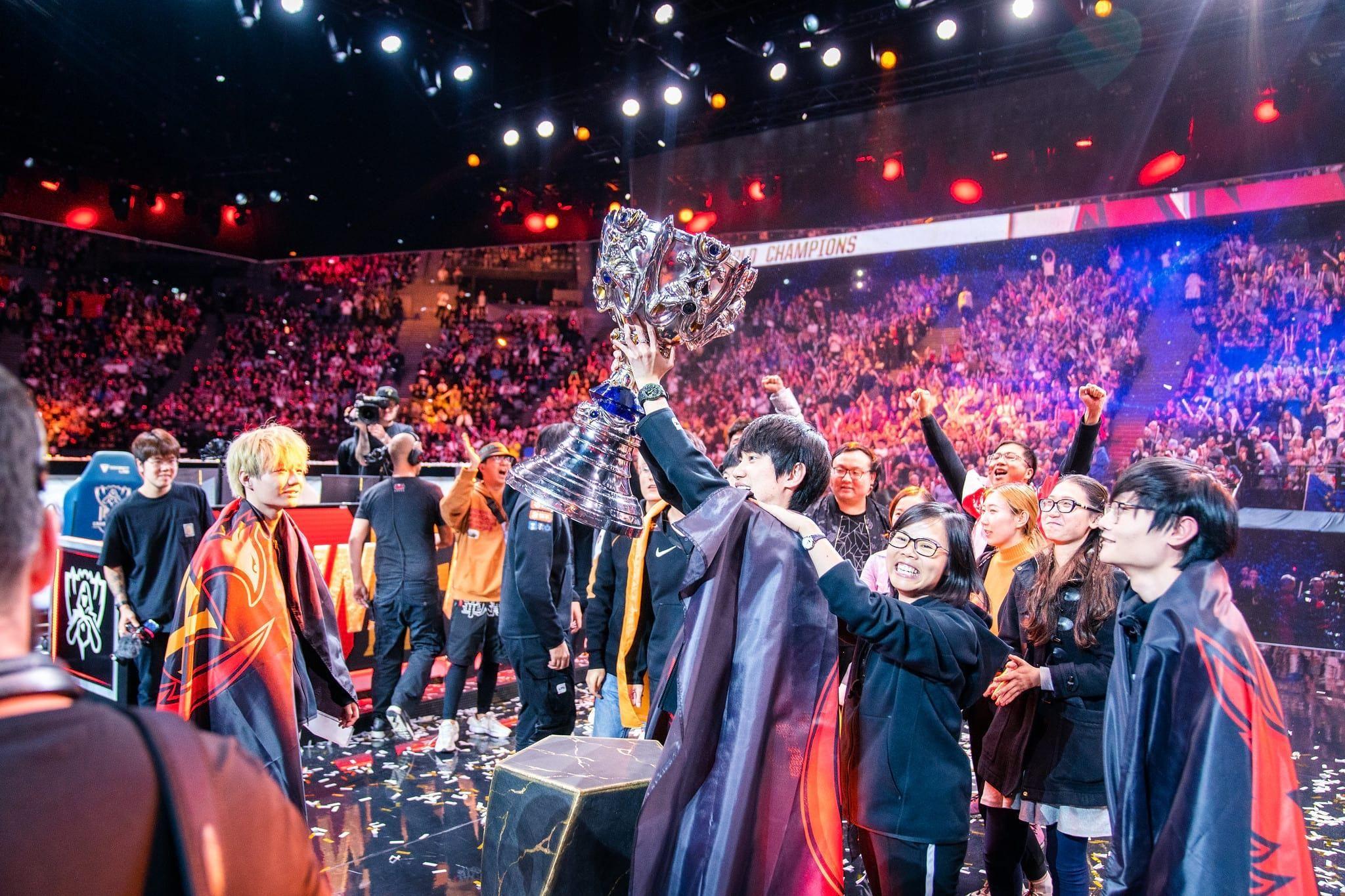 League of legends worlds. FUNPLUS Phoenix League of Legends 2019. Чемпионат по League of Legends 2019. 2020 World Championship по League of Legends. League of Legends World Championship Кубок.