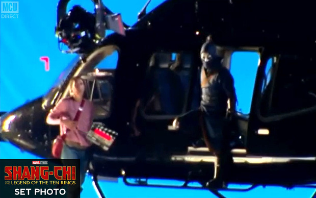 Bom tấn Marvel Shang-chi lộ ảnh hậu trường đầu tiên: Anh hùng châu Á không có siêu năng lực đành bay bằng trực thăng? - Ảnh 2.